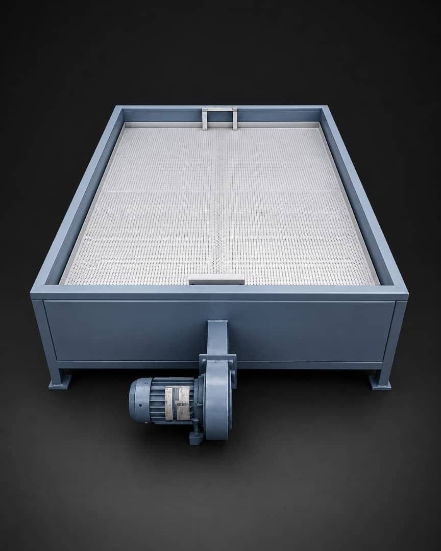 Bed dryer machine for drying fish feed pellets